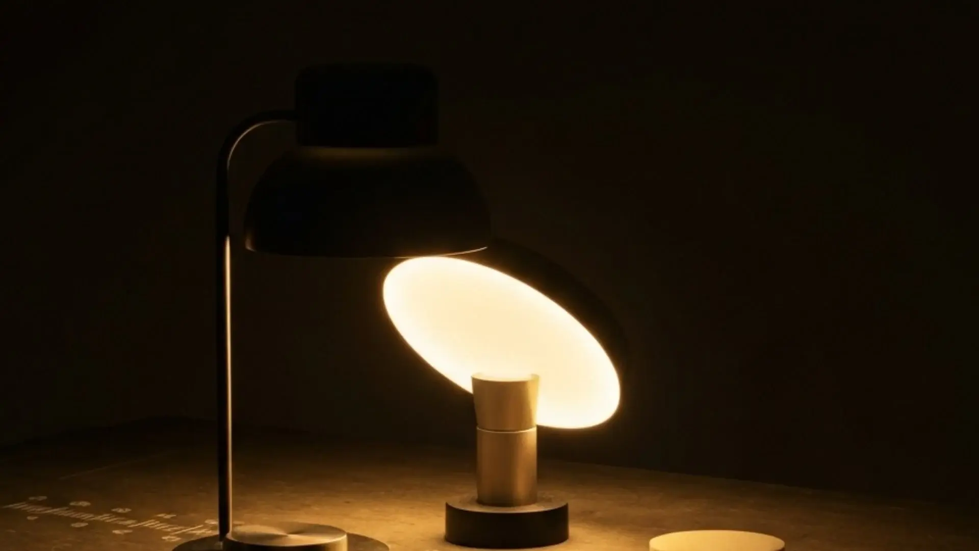 Oppladbar bordlampe test 2026 – seks modeller sammenlignet | Bordlampe.no