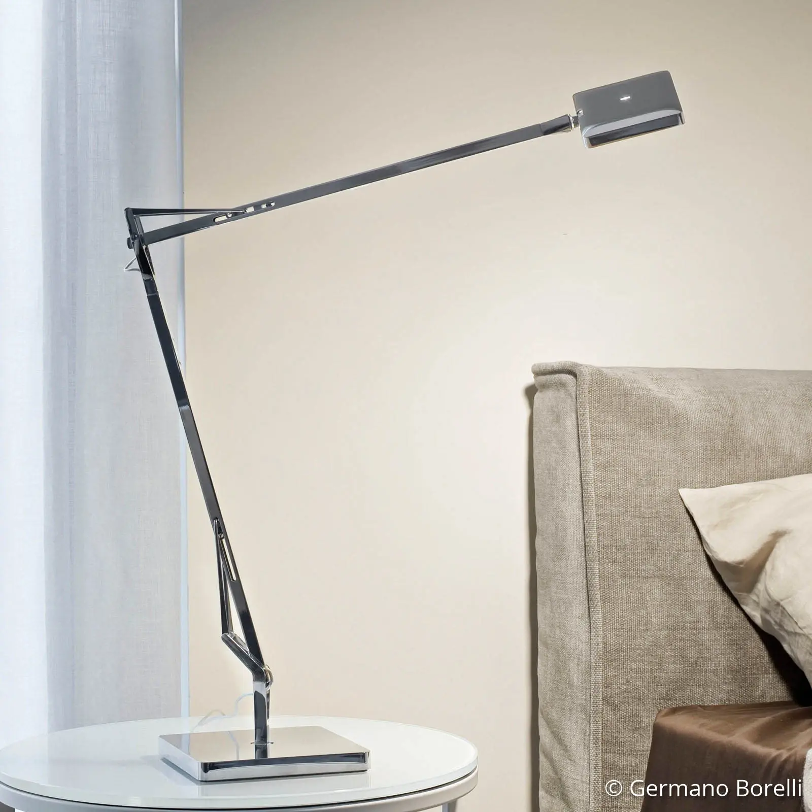 Antrasittfarget FLOS Kelvin Edge LED-skrivebordslampe designet av Antonio Citterio