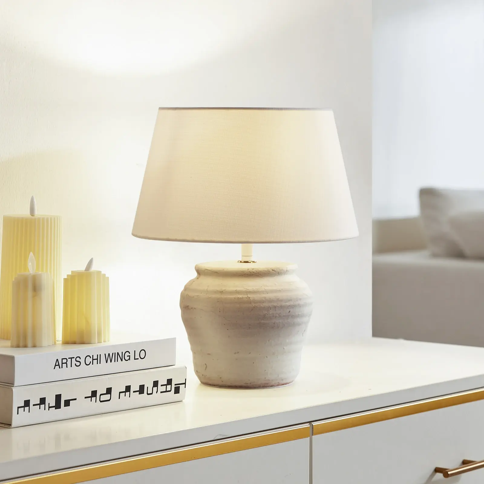 Hvit Lindby bordlampe Aelith i keramikk og tekstil