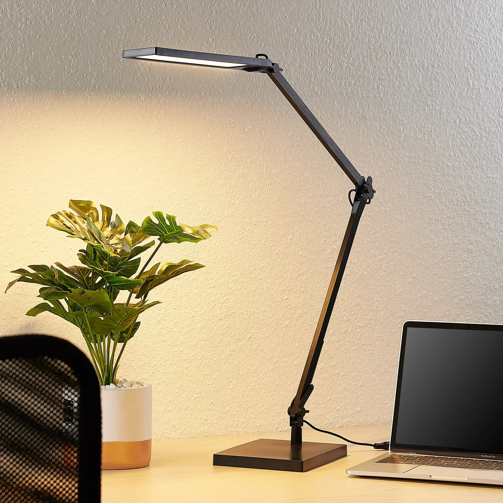Svart Lindby Antisa LED-skrivebordslampe med tre ledd og avlangt lampehode
