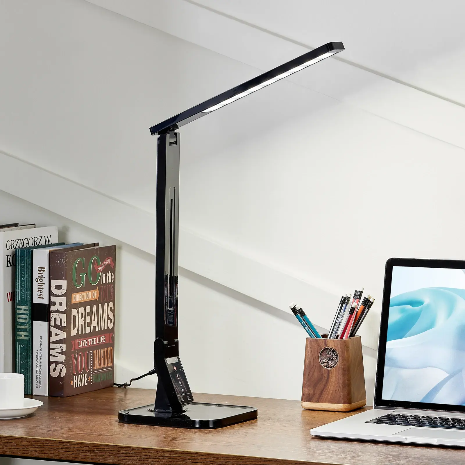 Svart Lindby Eleni LED-skrivebordslampe med fire fargetemperaturinnstillinger