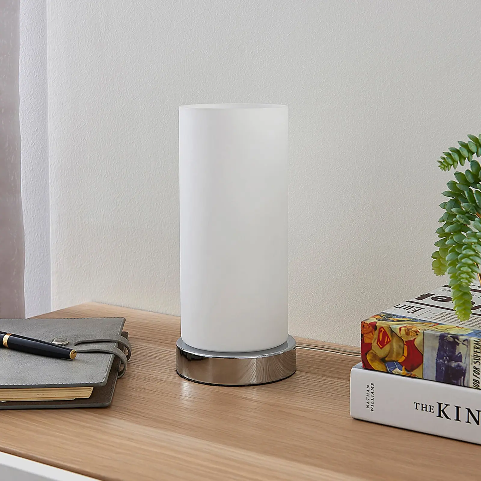 Hvit Lindby bordlampe Elianna i glass med forkrommet fot