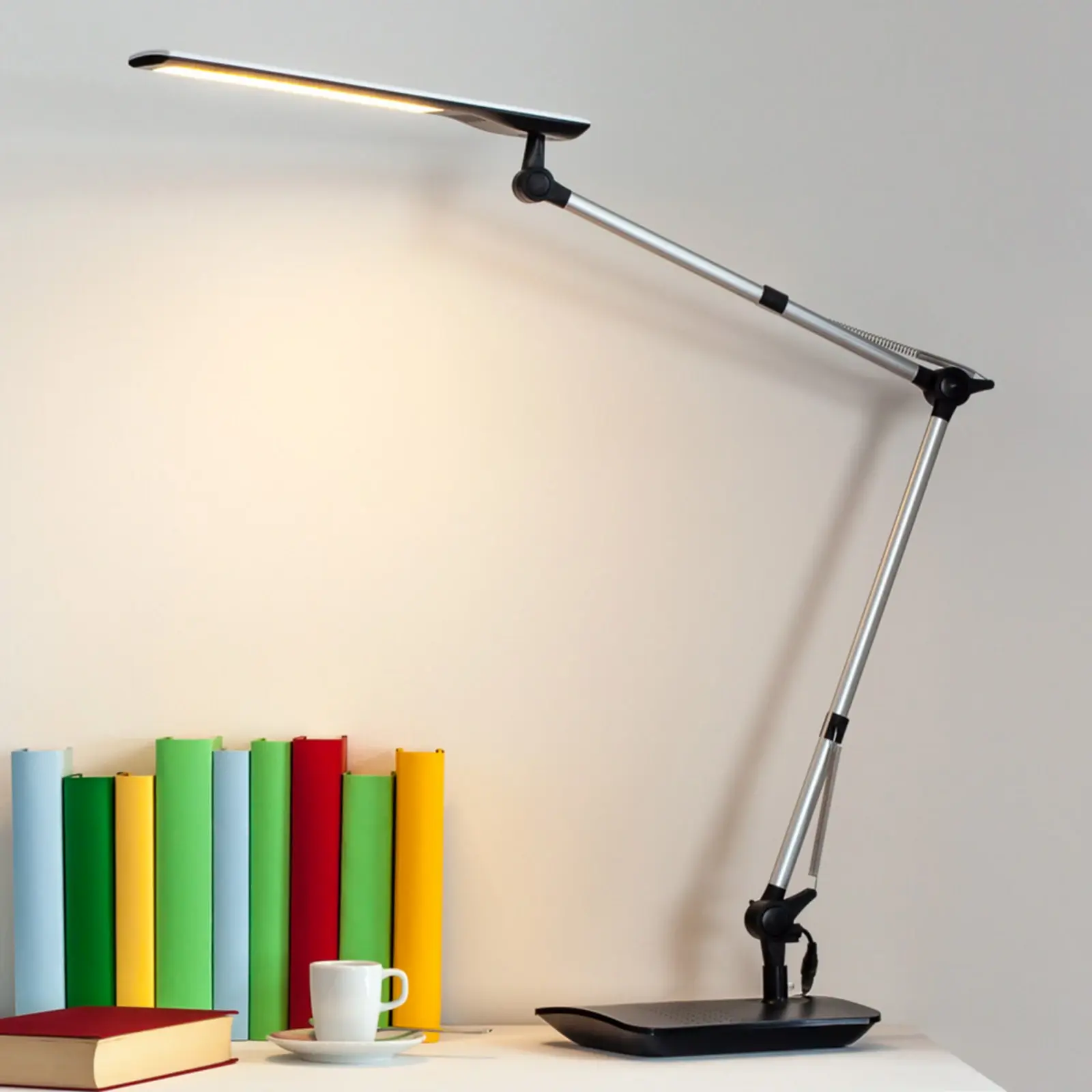 Svart Lindby Felipe LED-skrivebordslampe med klemmesokkel og leddarm