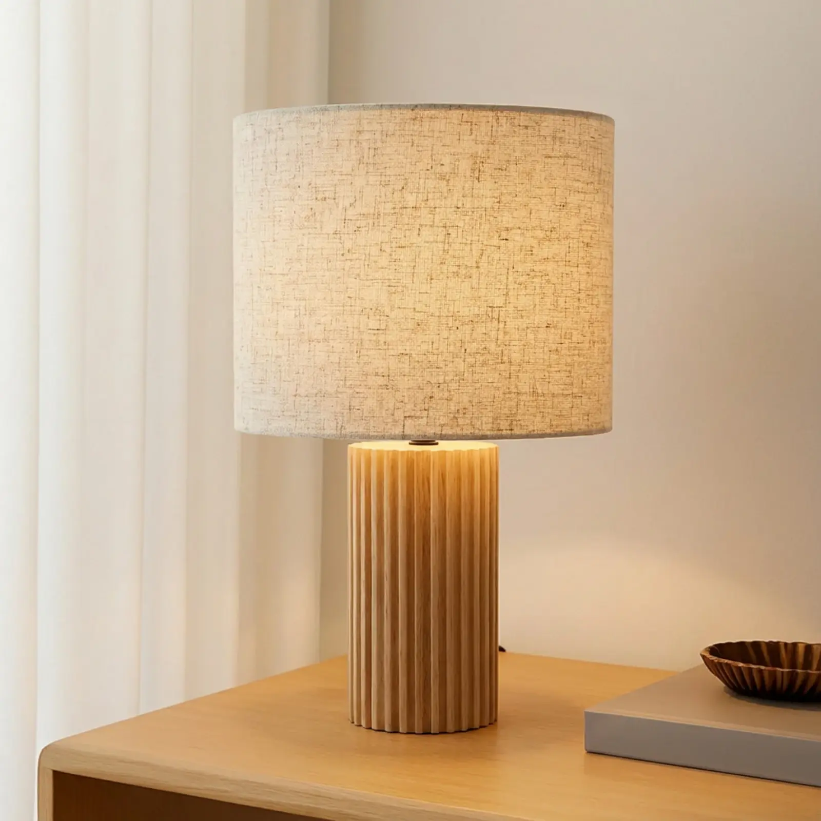 Lindby bordlampe Kimiko med fot i lyst tre og skjerm i beige tekstil
