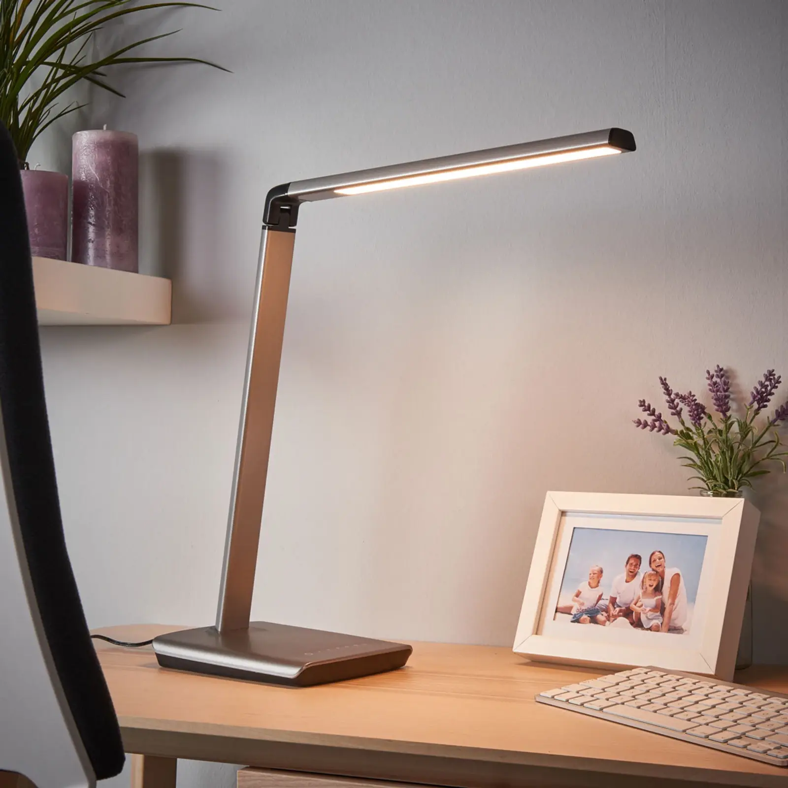 Metallicgrå Lindby Kuno LED-skrivebordslampe med USB-ladeuttak