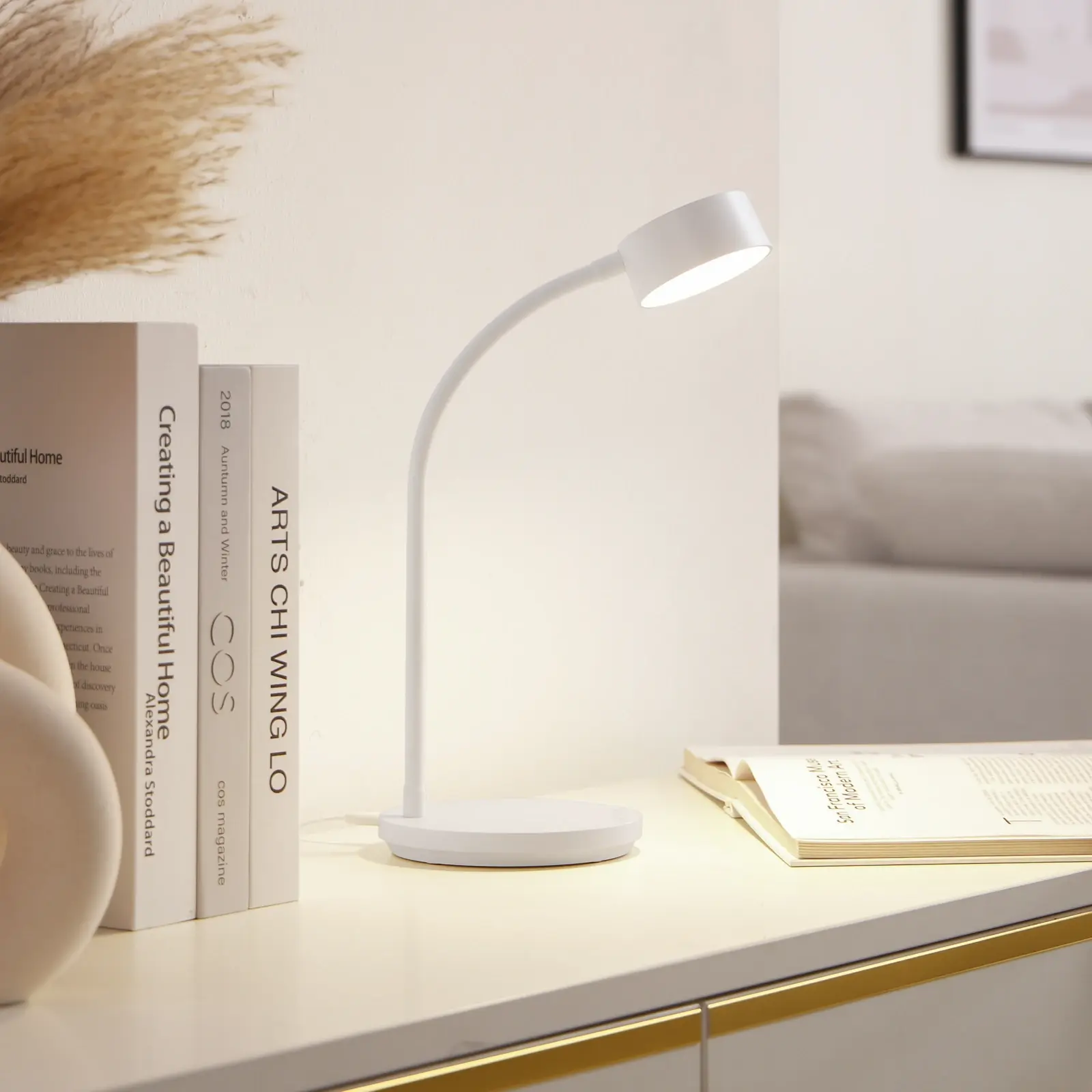 Hvit Lindby LED-bordlampe Maori med fleksibel arm og justerbart lampehode