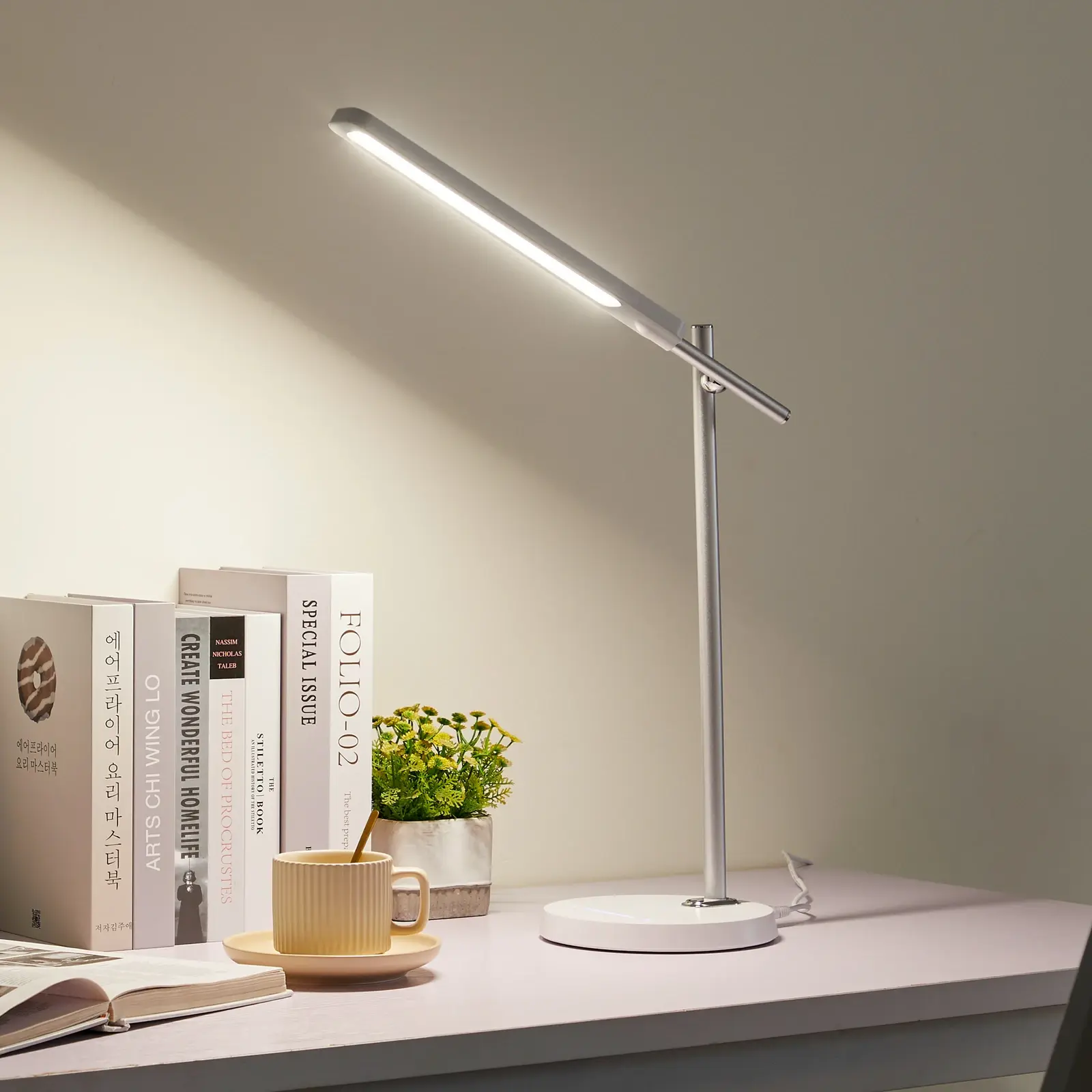 Hvit Lindby Valtorin LED-skrivebordslampe med rund sokkel