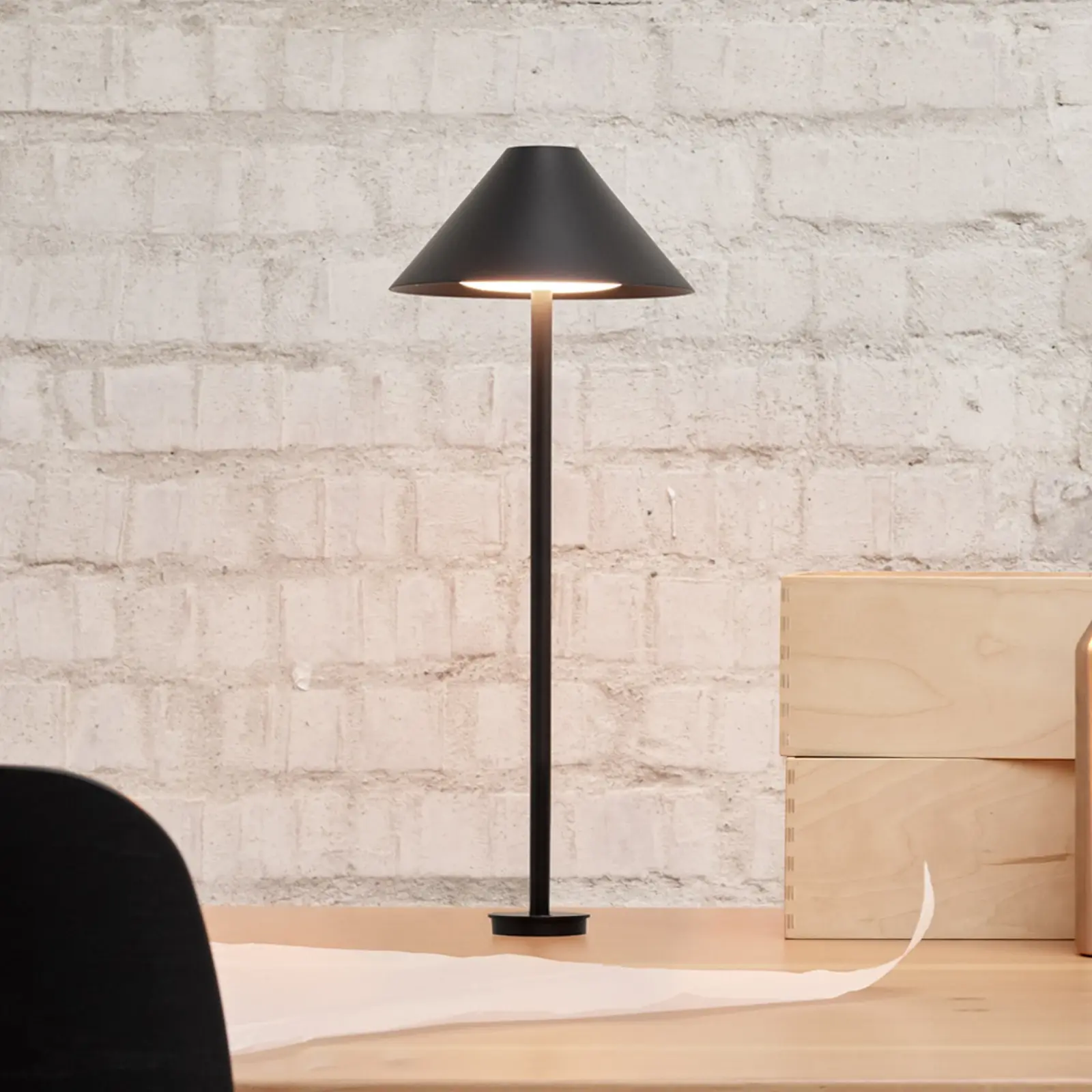 Louis Poulsen Keglen i svart aluminium, konisk LED-bordlampe med pinnefeste