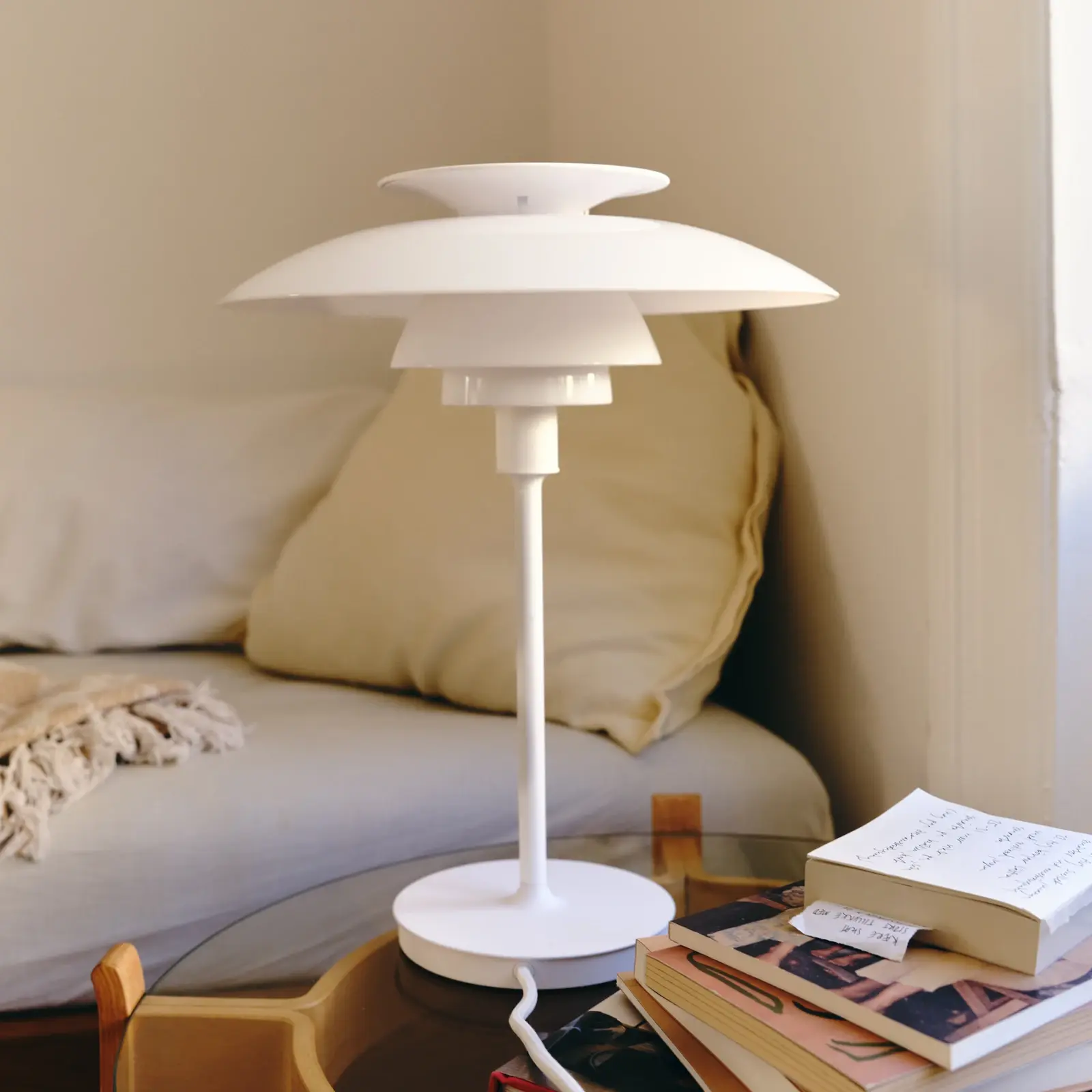Louis Poulsen PH80 i opalhvitt, klassisk trelagsskjermet bordlampe med E14-fatning