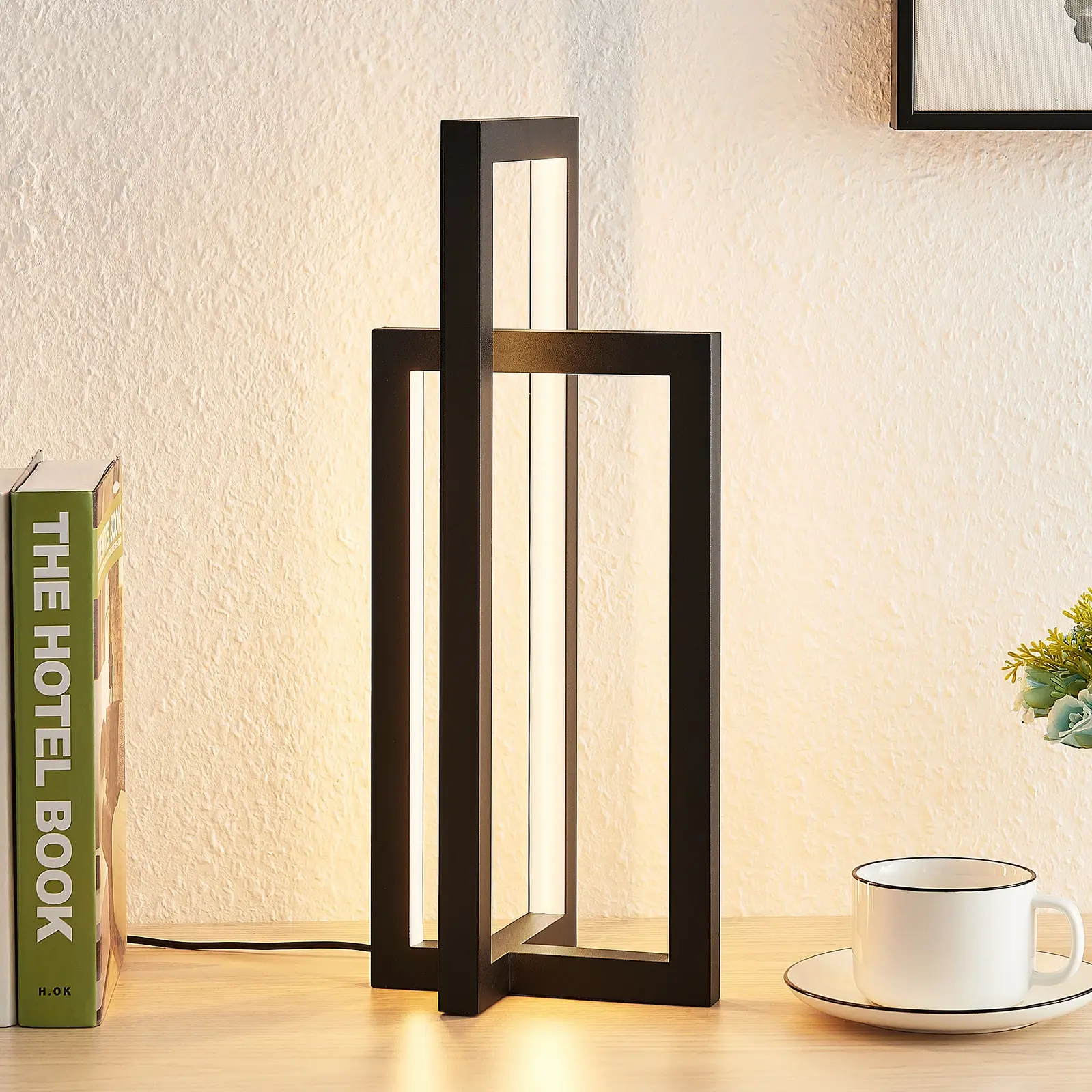 Svart Lucande LED-bordlampe Hylda i matt aluminium