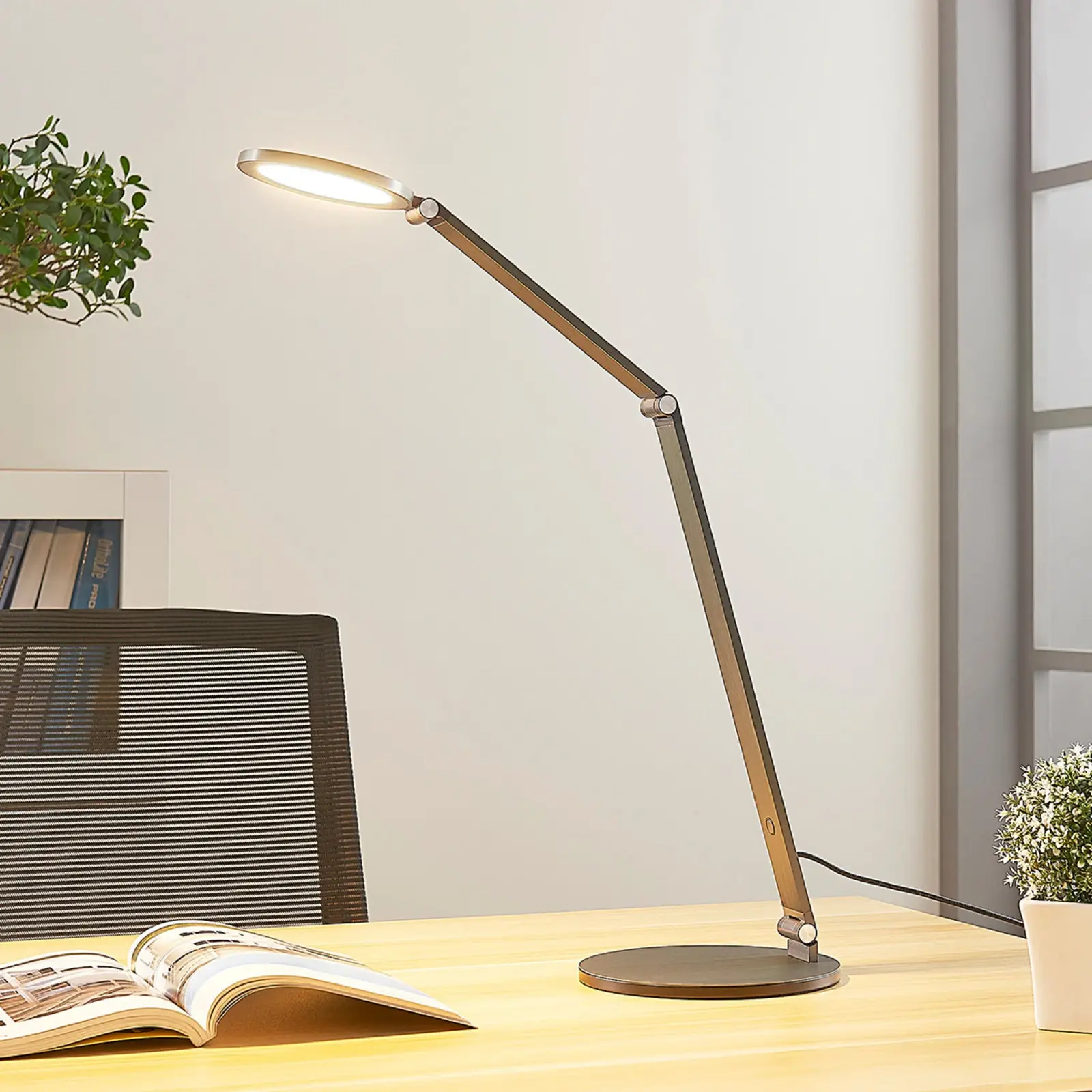 Blågrå Lucande Mion LED-skrivebordslampe med rundt lampehode
