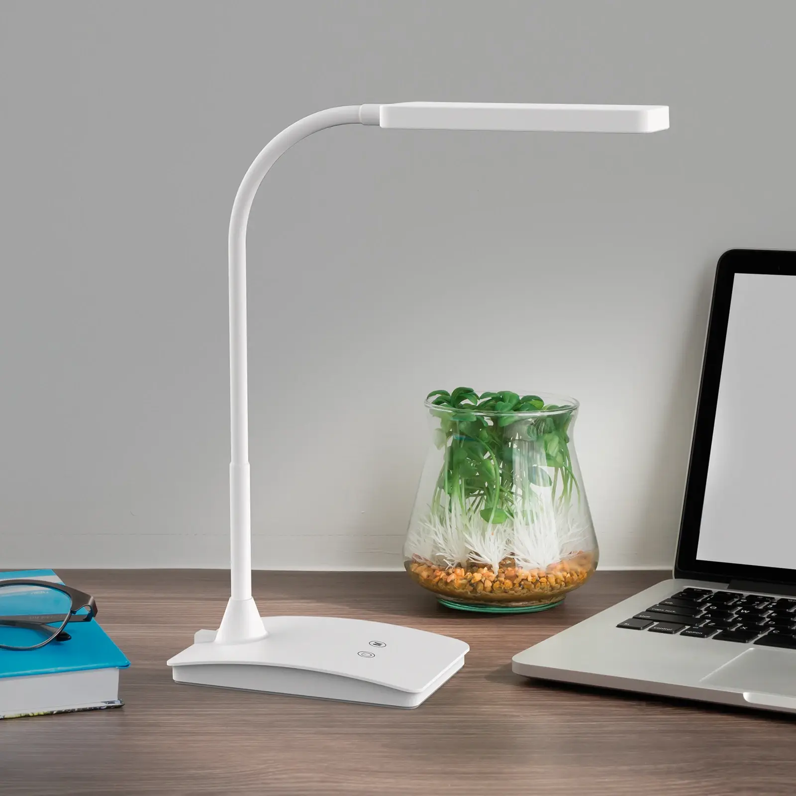 Hvit MAULpearly LED-skrivebordslampe med vektet sokkel og bøyelig arm