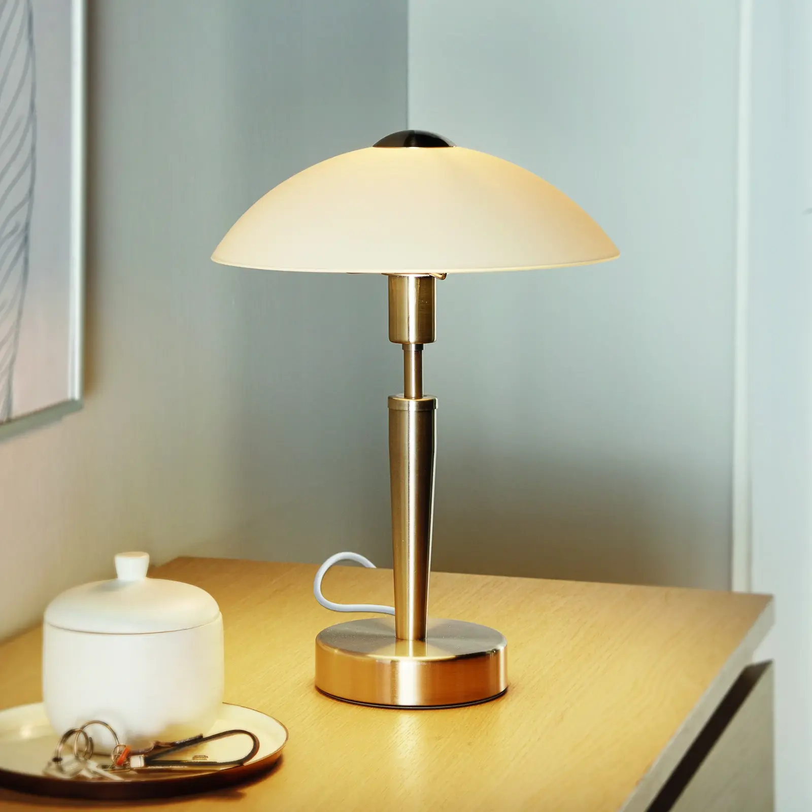 Nattbordslampe Solo 1 i mattforniklet metall med hvit glasskjerm