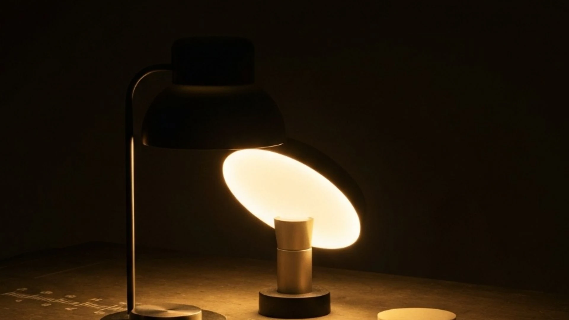Oppladbar bordlampe test 2026 – seks modeller sammenlignet | Bordlampe.no